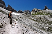 035 Quasi in vista del Rif.Locatelli a dx la Torre di Toblin